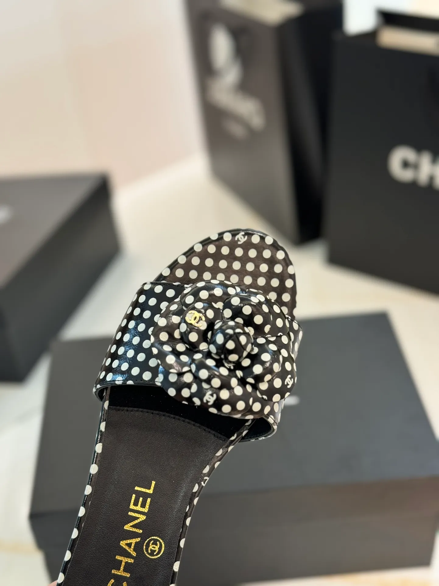 👟👟Ex-factory price 520👟👟 Purchasing agent Chanel 24C new spring and summer camellia hollow slippers series This season’s camellia series is really beautiful, with the usual elegant ladylike temperament of Grandma Xiang’s family, full of high-end sense! It’s very nice on the feet~ Whether worn barefoot or paired with skirts or trousers, it’s very versatile! Incomparably beautiful! Specially made of imported lambskin for the upper, mixed sheepskin for the lining, Italian grade A genuine leather outsole Size: #35-39 (40/41 customized)